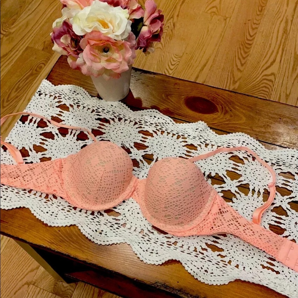 32B Victoria Secret bra